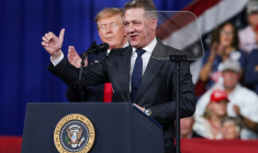 Gernot Döllner, patron d'Audi, aux côtés de Donald Trump lors d'un meeting électoral en Géorgie, le 24 octobre 2026 ( GETTY IMAGES NORTH AMERICA / ALEX WONG )