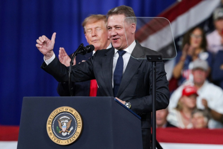 Gernot Döllner, patron d'Audi, aux côtés de Donald Trump lors d'un meeting électoral en Géorgie, le 24 octobre 2026 ( GETTY IMAGES NORTH AMERICA / ALEX WONG )