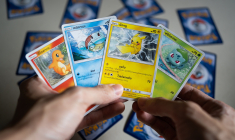 Comme ici, en Thaïlande, les cartes de Bulbizarre, Salamèche, Carapuce ou Pikachu, à échanger valent leur pesant d’or. (crédit: Adobe Stock)