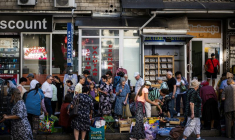Les gens marchent et font des achats dans la rue à Chisinau