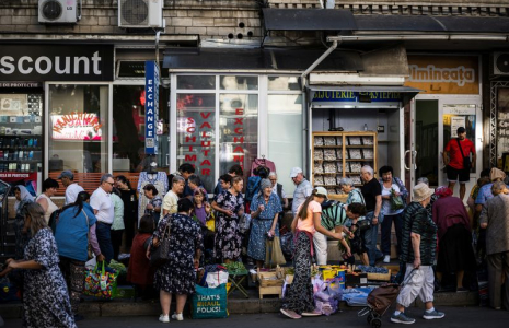 Les gens marchent et font des achats dans la rue à Chisinau