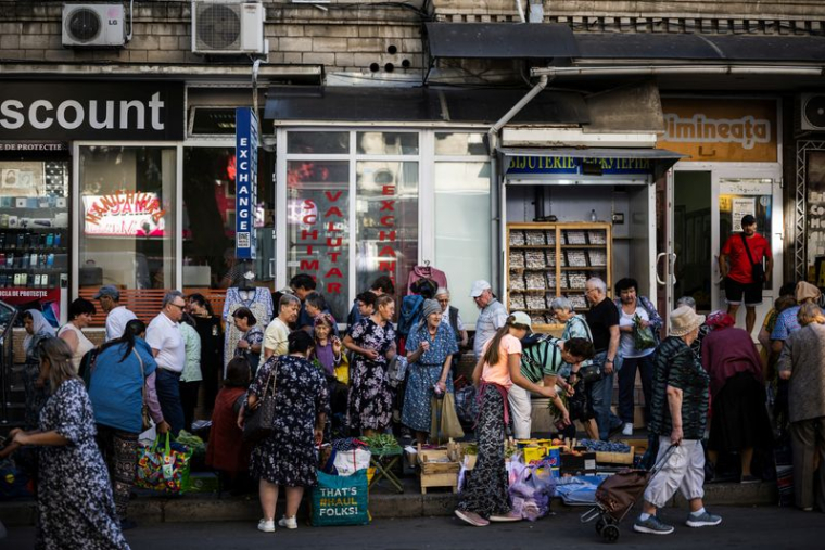 Les gens marchent et font des achats dans la rue à Chisinau