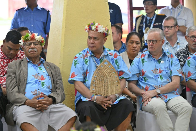 Le Premier ministre fidjien Sitiveni Rabuka (g), le Premier ministre tuvaluan Feleti Teo (c) et le Premier ministre australien Anthony Albanese lors d’une cérémonie traditionnelle de bienvenue pendant la réunion préparatoire du Pacifique à la COP31 à Tuvalu, le 6 octobre 2026 ( POOL / MICK TSIKAS )