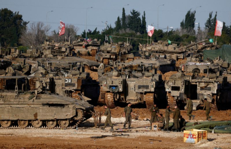 Des soldats israéliens travaillent dans des véhicules militaires, près de la frontière avec Gaza, en Israël