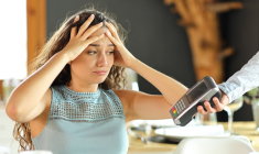 (Crédits photo : Adobe Stock - Jeune femme inquiète suite à une saisie erronée du code de sa carte bancaire)