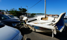 Des épaves de bateaux sur le front de mer après le passage du cyclone Chido en 2024 à Mamoudzou, le 3 décembre 2025 à Mayotte ( AFP / Marine GACHET )