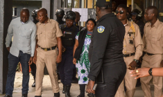 L'ancienne vice-présidente libérienne Jewel Howard-Taylor (au centre) est escortée par des agents de sécurité après avoir été placée en détention provisoire à l'issue de sa première comparution devant le tribunal de Monrovia, le 25 août 2026, dans le cadre de son procès pour son implication présumée dans un réseau international de trafic de drogue ( AFP / Matthew Jacobs )