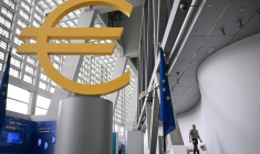 Un employé marche dans le centre des visiteurs de la Banque centrale européenne, le 5 juin 2025 à Francfort (Allemagne) ( AFP / Kirill KUDRYAVTSEV )