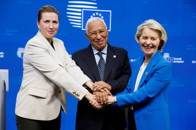 La Première ministre danoise Mette Frederiksen, le président du Conseil européen Antonio Costa et la présidente de la Commission européenne Ursula von der Leyen lors d'un sommet des dirigeants de l'Union européenne
