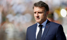 Le président français Emmanuel Macron passe en revue les troupes lors de la cérémonie commémorant la bataille de Camerone en 1863, le 30 avril 2025 à Aubagne (Bouches-du-Rhône) ( POOL / Manon Cruz )