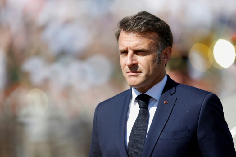 Le président français Emmanuel Macron passe en revue les troupes lors de la cérémonie commémorant la bataille de Camerone en 1863, le 30 avril 2025 à Aubagne (Bouches-du-Rhône) ( POOL / Manon Cruz )