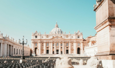 Place Saint Pierre à Rome (Crédits: Unsplash - Claudio Schwarz)