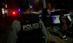 Des membres des forces de l'ordre escortent des étudiants près du bâtiment Barus & Holley de l'université Brown, à Providence (Rhode Island), le 13 décembre 2025 ( AFP / Bing Guan )