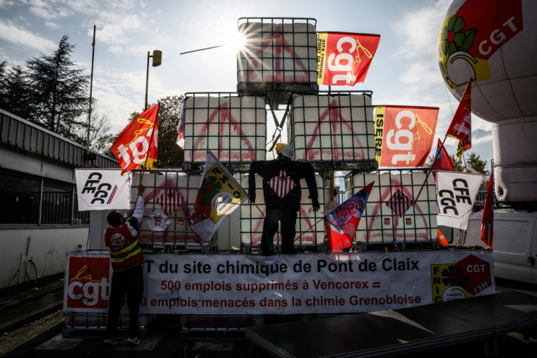 Des employés de Vencorex manifestant à Pont-de-Claix, le 7 novembre 2024. ( AFP / JEFF PACHOUD )