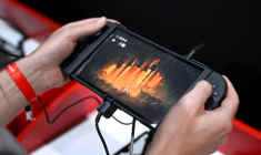 Des particpants jouent au jeu vidéo Hollow Knight: Silksong de Team Cherry sur le stand Nintendo lors du salon des jeux vidéo Gamescom, le 21 août 2025 à Cologne, en Allemagne ( AFP / Ina FASSBENDER )