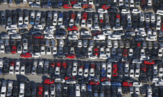 Des voitures garées dans un parc de stockage de nouvelles automobiles Opel, Ford et Toyota à Nice