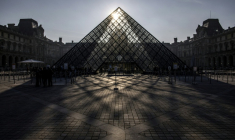 Le musée du Louvre et la pyramide conçue par l'architecte sino-américain Ieoh Ming Pei, le 22 mars 2019 à Paris ( AFP / Christophe ARCHAMBAULT )