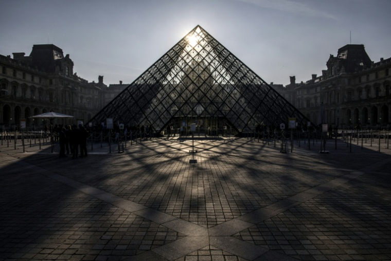 Le musée du Louvre et la pyramide conçue par l'architecte sino-américain Ieoh Ming Pei, le 22 mars 2019 à Paris ( AFP / Christophe ARCHAMBAULT )