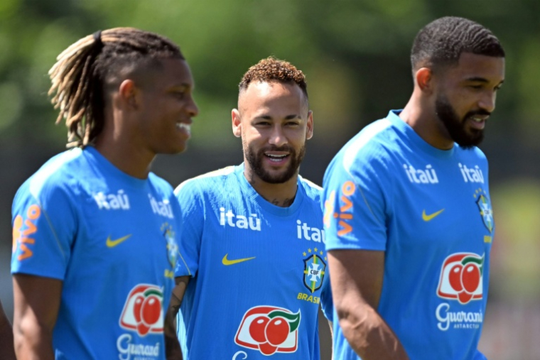 L'attaquant brésilien Neymar (C) à l'entrainement, à Morristown, près de New York, le 2 juillet 2026 ( AFP / MAURO PIMENTEL )