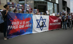 Manifestation organisée par des associations, dont SOS Racisme et la Fondation des femmes, pour dénoncer l'antisémitisme, le 20 juin 2024 à Paris, après le viol d'une fille juive de 12 ans à Courbevoie, près de Paris ( AFP / Zakaria ABDELKAFI )