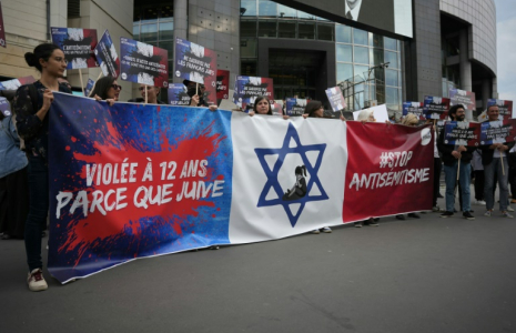 Manifestation organisée par des associations, dont SOS Racisme et la Fondation des femmes, pour dénoncer l'antisémitisme, le 20 juin 2024 à Paris, après le viol d'une fille juive de 12 ans à Courbevoie, près de Paris ( AFP / Zakaria ABDELKAFI )
