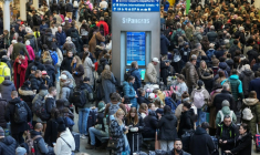 Les passagers attendent dans la gare londonienne de St. Pancras après la suspension de tous les Eurostar entre Paris et Londres le 30 décembre 2025 ( AFP / CARLOS JASSO )