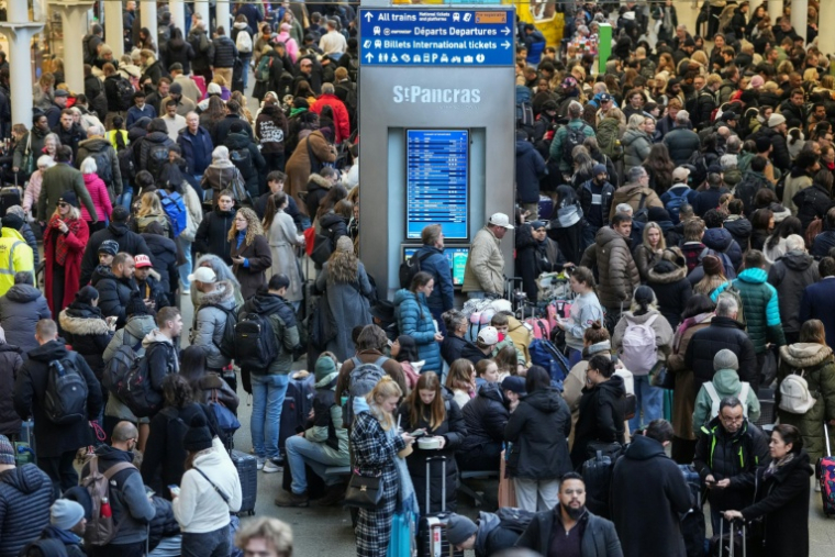 Les passagers attendent dans la gare londonienne de St. Pancras après la suspension de tous les Eurostar entre Paris et Londres le 30 décembre 2025 ( AFP / CARLOS JASSO )