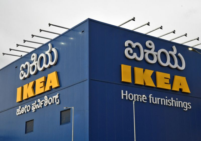 Le logo d'IKEA est visible au-dessus de son nouveau magasin à Bangalore