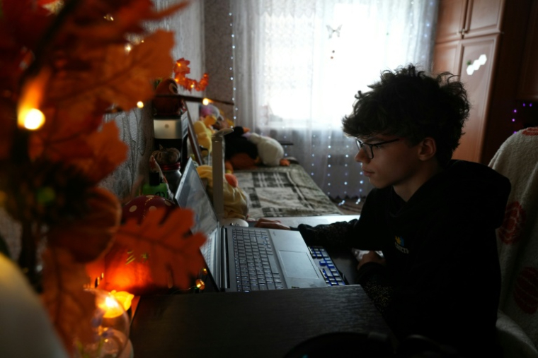 L'Ukrainien Bohdan Levchykov, chez lui à Balakliia, dans la région de Kharkiv, le 13 octobre 2025 ( AFP / OLEKSII FILIPPOV )