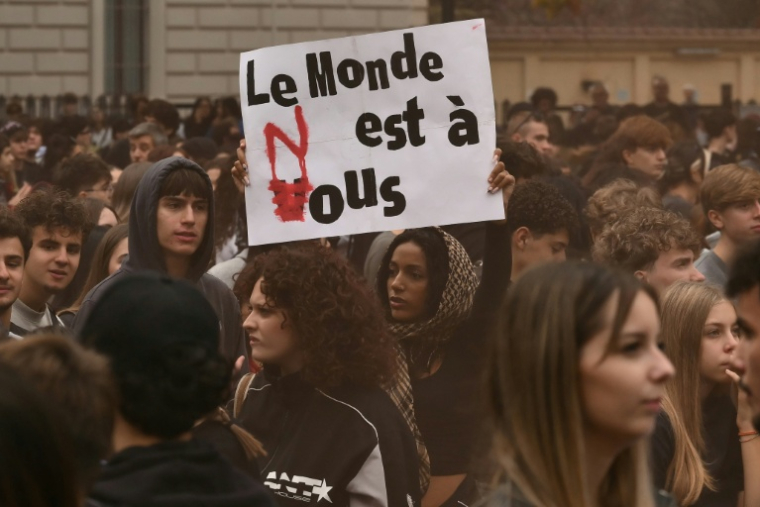 Une étudiante brandit une pancarte lors de la journée "No Meloni Day", une journée nationale de marches contre le gouvernement à Turin, le 16 octobre 2026 ( AFP / Marco BERTORELLO )