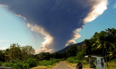 Le mont Lewotobi Laki-Laki, un volcan à deux sommets situé sur l'île touristique de Florès, en Indonésie, est entré en éruption le 7 juillet 2025 ( AFP / ARNOLD WELIANTO )