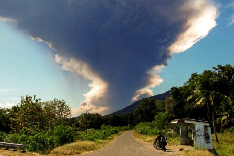 Le mont Lewotobi Laki-Laki, un volcan à deux sommets situé sur l'île touristique de Florès, en Indonésie, est entré en éruption le 7 juillet 2025 ( AFP / ARNOLD WELIANTO )