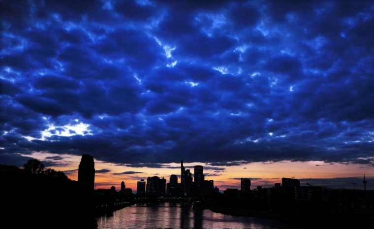 Le soleil se couche derrière la skyline de Francfort