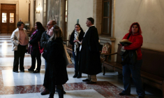 Des plaignants et leurs avocats dans la salle des pas perdus du tribunal d'Aix-en-Provence avant l'ouverture du procès de Cyril Zattara, le 5 janvier 2026 ( AFP / Thibaud MORITZ )
