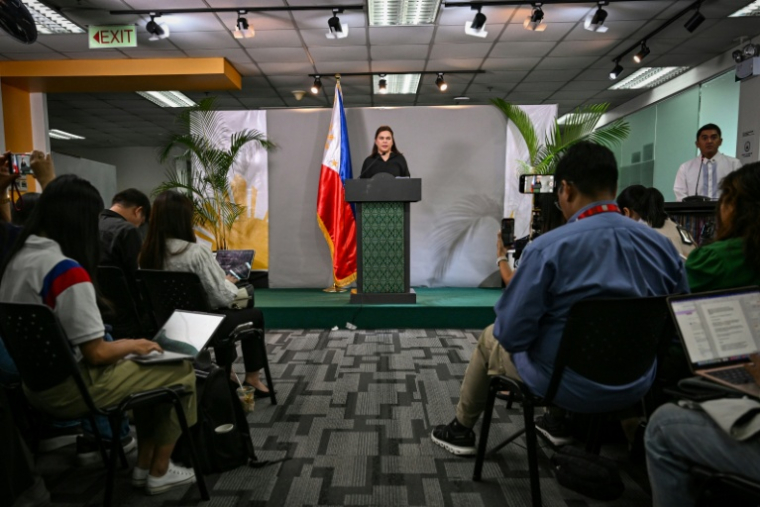 La vice-présidente philippine Sara Duterte annonce son intention de se présenter à la présidence du pays en 2028 lors d'une conférence de presse à Manille, le 18 février 2026 ( AFP / Jam STA ROSA )