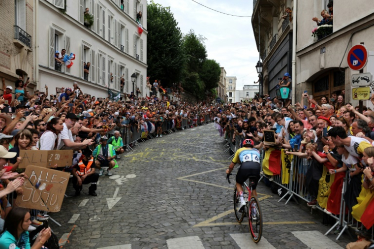 Le Belge Remco Evenepoel s'échappe dans les rues de Montmartre lors de la course en ligne hommes des Jeux olympiques de Paris le 3 août 2024 ( POOL / Tim De Waele )