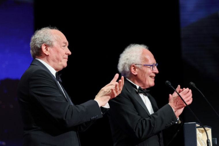 Les réalisateurs belges Luc et Jean-Pierre Dardenne reçoivent le prix du scénario au Festival de Cannes pour le film "Jeunes Meres", le 24 mai 2025 à Cannes, dans les Alpes-Maritimes ( AFP / Valery HACHE )