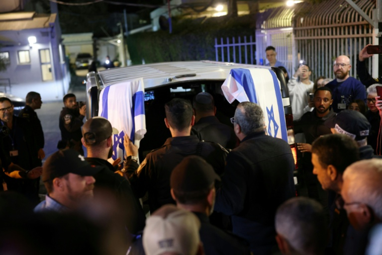 Des policiers israéliens rendent hommage au dernier otage israélien dont la dépouille est arrivée à l'Institut médico-légal d'Abu Kabir, le 26 janvier 2026 à Tel-Avi ( AFP / ilia yefimovich )