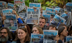 Des salariés du journal Le Parisien/Aujourd'hui en France manifestent près du siège du groupe de presse Les Echos-Le Parisien, le 22 septembre 2025 à Paris, pour protester contre les rumeurs de vente du Parisien au milliardaire conservateur Vincent Bolloré ( AFP / Kiran RIDLEY )