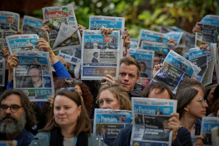 Des salariés du journal Le Parisien/Aujourd'hui en France manifestent près du siège du groupe de presse Les Echos-Le Parisien, le 22 septembre 2025 à Paris, pour protester contre les rumeurs de vente du Parisien au milliardaire conservateur Vincent Bolloré ( AFP / Kiran RIDLEY )