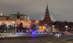 Le cortège de Poutine arrive au Kremlin avant la réunion avec les États-Unis