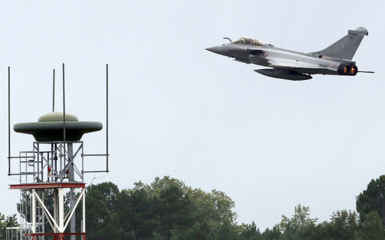 Un avion de chasse Rafale survole la base aérienne de Mont-de-Marsan