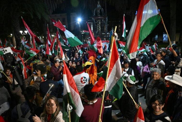 Des partisans du nouveau président Rodrigo Paz célèbrent sa victoire, le 19 octobre 2025 à La Paz, en Bolivie ( AFP / AIZAR RALDES )