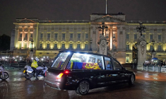 Le véhicule transportant le cercueil de la reine Elizabeth II arrive au palais de Buckingham à Londres