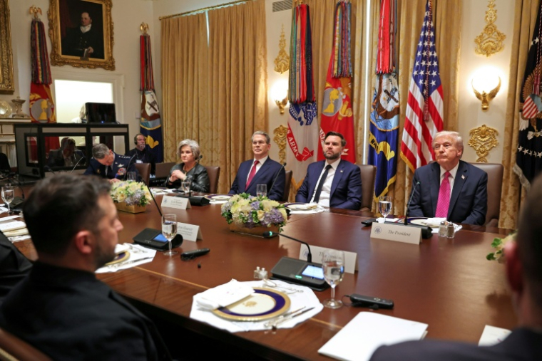 Le président américain Donald Trump et le président ukrainien Volodymyr Zelensky (g) dans la salle du Cabinet de la Maison Blanche, le 17 octobre 2025 à Washington ( AFP / TOM BRENNER )