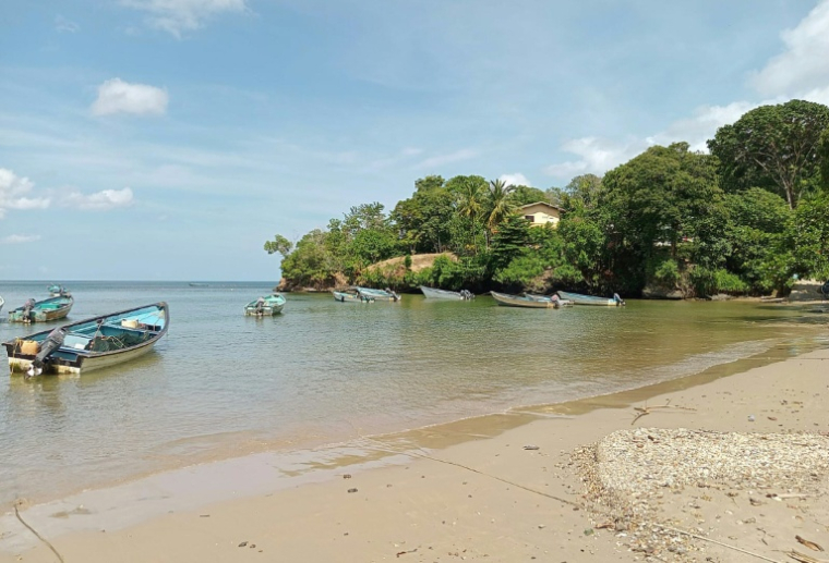 Des bateaux dans la baie de La Cueva, au nord de Trinité-et-Tobago, le 16 octobre 2025 ( AFP / STRINGER )
