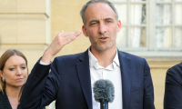 Le co-président de Place publique Raphaël Glucksmann fait une déclaration à la presse à l'issue d'une réunion pour discuter du mode de scrutin proportionnel avec le Premier ministre François Bayrou à l'hôtel Matignon à Paris, le 23 mai 2025 ( AFP / Thomas SAMSON )