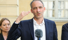 Le co-président de Place publique Raphaël Glucksmann fait une déclaration à la presse à l'issue d'une réunion pour discuter du mode de scrutin proportionnel avec le Premier ministre François Bayrou à l'hôtel Matignon à Paris, le 23 mai 2025 ( AFP / Thomas SAMSON )