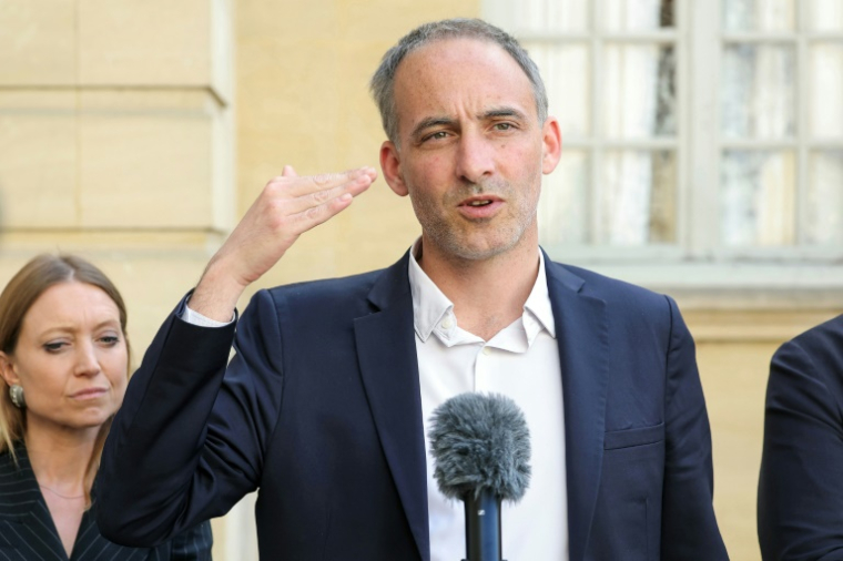 Le co-président de Place publique Raphaël Glucksmann fait une déclaration à la presse à l'issue d'une réunion pour discuter du mode de scrutin proportionnel avec le Premier ministre François Bayrou à l'hôtel Matignon à Paris, le 23 mai 2025 ( AFP / Thomas SAMSON )
