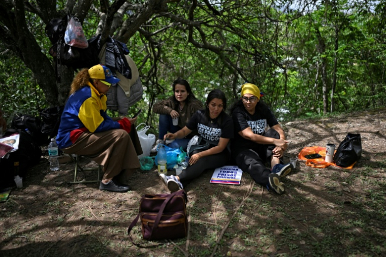 Des proches de prisonniers politiques devant l’ambassade des États-Unis à Caracas, le 8 juin 2026 ( AFP / Federico PARRA )